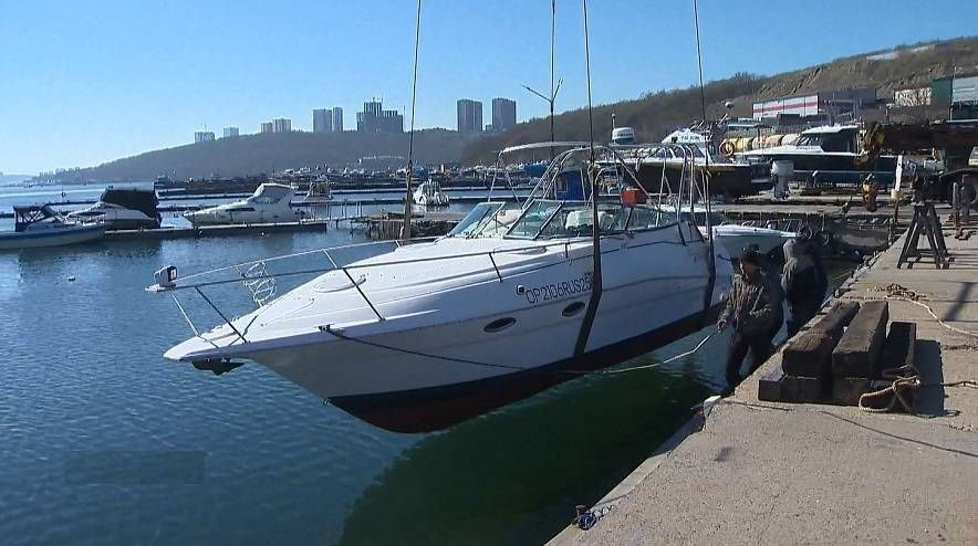 В Приморье утвердили новые правила пользования маломерными судами Власти региона приняли документ регулирующий нормы безопасности и навигации который вступит в силу с 1 сентября 2026 года Обязательной регистрации в ГИМС подлежат плавсредства массой более 200 килограммов с двигателями мощностью от 8 киловатт а техническое освидетельствование они должны проходить раз в пять лет Правила запрещают эксплуатацию лодок с неисправностями рулевого управления или утечкой топлива а также вводят скоростной лимит в 5 узлов в границах стоянок Судоводители обязаны соблюдать правостороннее движение на несудоходных объектах и использовать ходовые огни в темное время суток Хотите поделиться новостью Написать в Приморье Онлайн