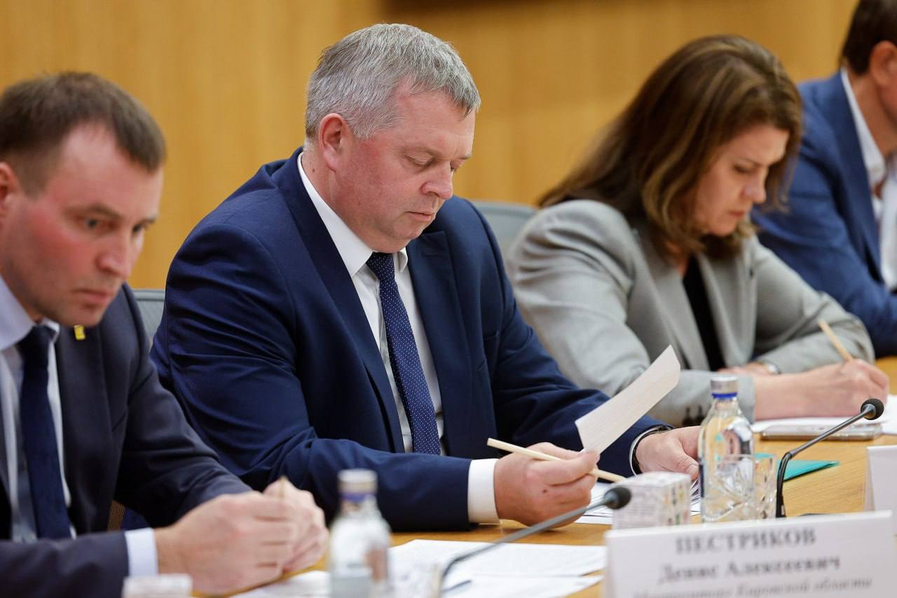 Министр промышленности Нижегородской области Максим Черкасов представил опыт региона на профильном совещании под руководством министра промышленности и торговли РФ Антона Алиханова посвященного задачам по развитию производства детских товаров в России до 2030 года По словам Черкасова в Нижегородской области действует целый комплекс мер поддержки производителей детских товаров У региона есть опыт в компенсации затрат предприятий на сертификацию и маркетинг покупку оборудования и технологий регистрацию интеллектуальной собственности и содействие в участии в профильных выставках В 2024 году поддержку по различным направлениям получили 46 предприятий отрасли Благодаря этим мерам совокупная выручка компаний выросла более чем на 687 миллионов рублей