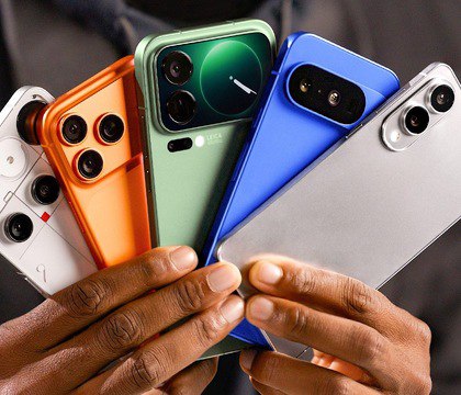 Маркес Браунли назвал лучшие смартфоны 2025 года Автор одного из самых популярных YouTube каналов посвященных гаджетам Маркес Браунли назвал наиболее удачные смартфоны выпущенные в 2025 году Лучшим большим смартфоном назван флагман Xiaomi 17 Pro Max с диагональю 6 9 дюйма топовым чипом Snapdragon 8 Elite Gen 5 тройной камерой все датчики по 50 Мп и по настоящему удобным вторым экраном на задней панели