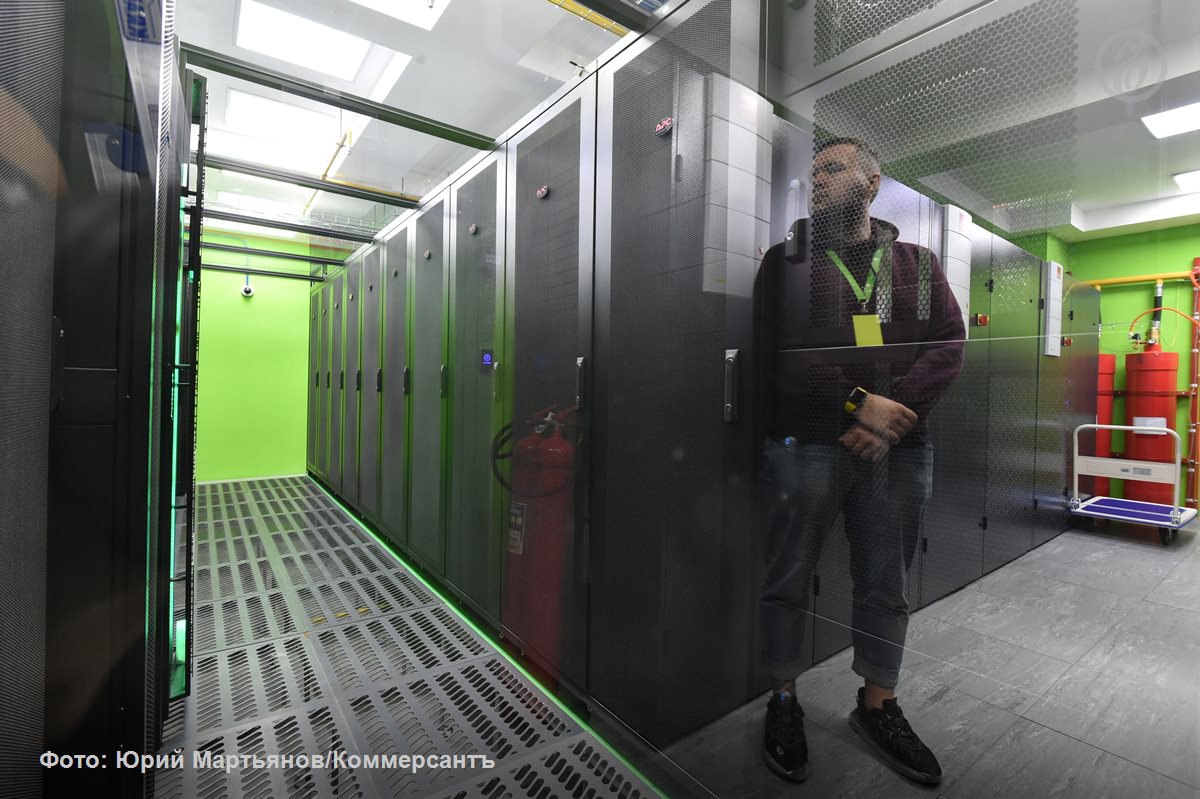 Правительство Москвы предлагает ввести запрет на подключение новых центров обработки данных ЦОДов стало известно Ъ Мера не будет затрагивать вычислительные мощности для майнинга Пока неизвестно как запрет будет реализован с правовой точки зрения и в течение какого срока он будет действовать К 2031 году в Москве прогнозируется дефицит мощности но сейчас сложности с подключением больше связаны с высокой конкуренцией с другими объектами Одной из возможностей для ЦОДов может стать запрос к девелоперам на покупку существующей недвижимости например больших торговых центров и расширение их мощности Ъузнал