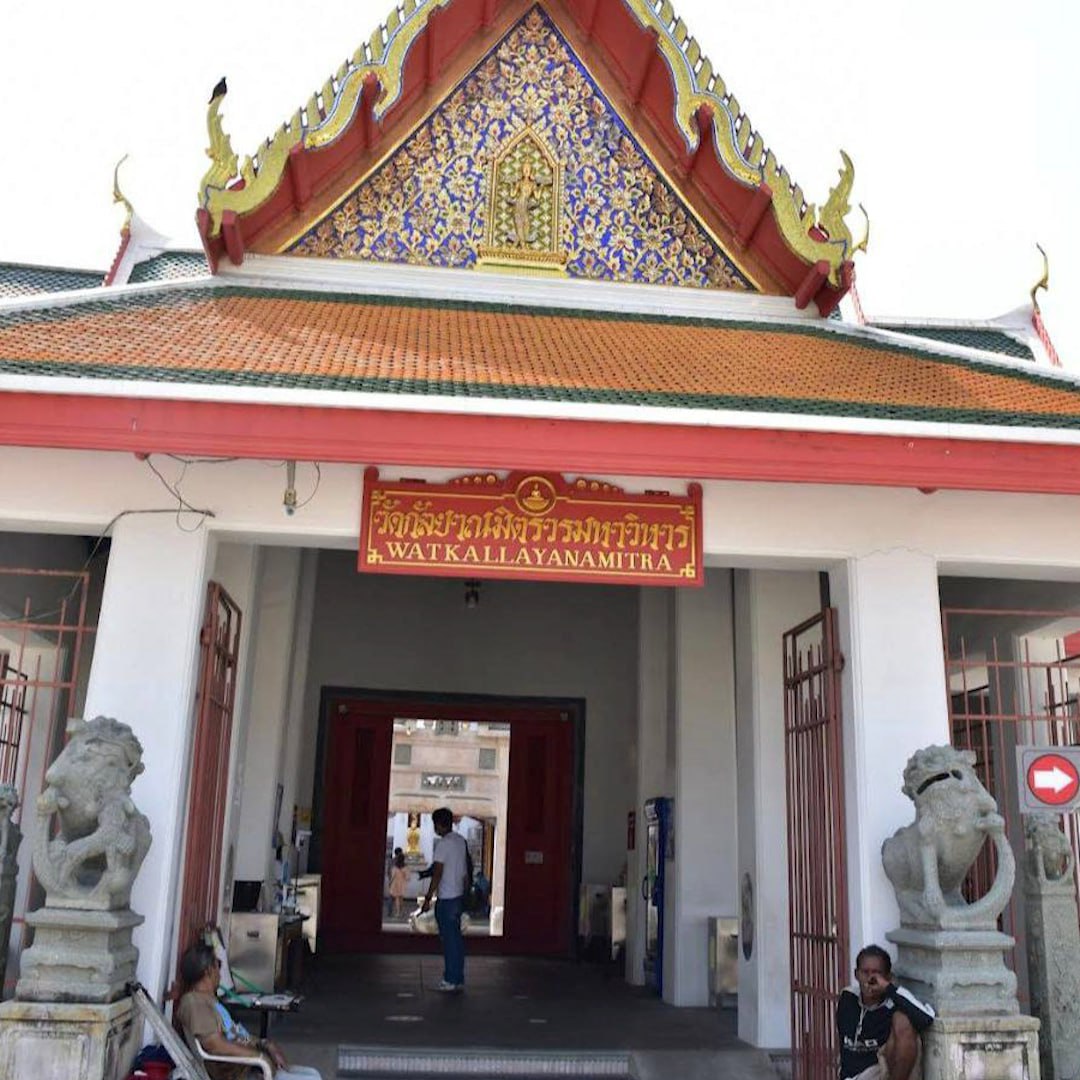 Российскому туристу запретят въезд в Таиланд аж на 99 лет и оштрафуют до 2 5 млн рублей Он покурил айкос в буддийском храме во время экскурсии В стране действует строгий запрет на ввоз продажу хранение и использование электронок За это грозит тюрьма до 10 лет или штраф до 1 млн бат 2 5 млн рублей bankoffo