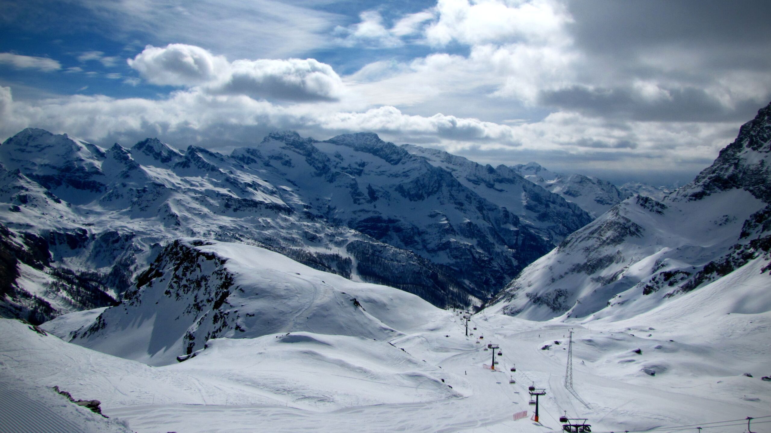 Четыре человека в том числе ребенок получили ранения в результате аварии на канатной дороге в итальянских Альпах сто пассажиров оказались заблокированы и были эвакуированы на вертолетах сообщают спасатели Инцидент произошел на высокогорной станции Монте Моро в провинции Вербано Кузио Оссоло регион Пьемонт Авария с участием двух кабин канатной дороги пострадал оператор внизу и трое из 15 пассажиров наверху Два вертолета Drago задействованы для эвакуации людей оказавшихся в ловушке на большой высоте сообщила пожарная служба в социальной сети Х Глава местной транспортной компании Филиппо Безоцци заявил газете Corriere della Sera что канатная дорога недостаточно сбавила скорость при въезде на станцию и поэтому кабина врезалась в защитные ограждения Как сообщает газета эвакуация вертолетами примерно ста человек заблокированных в районе перевала на высоте 2 8 тысячи метров завершилась около 14 30 16 30 мск