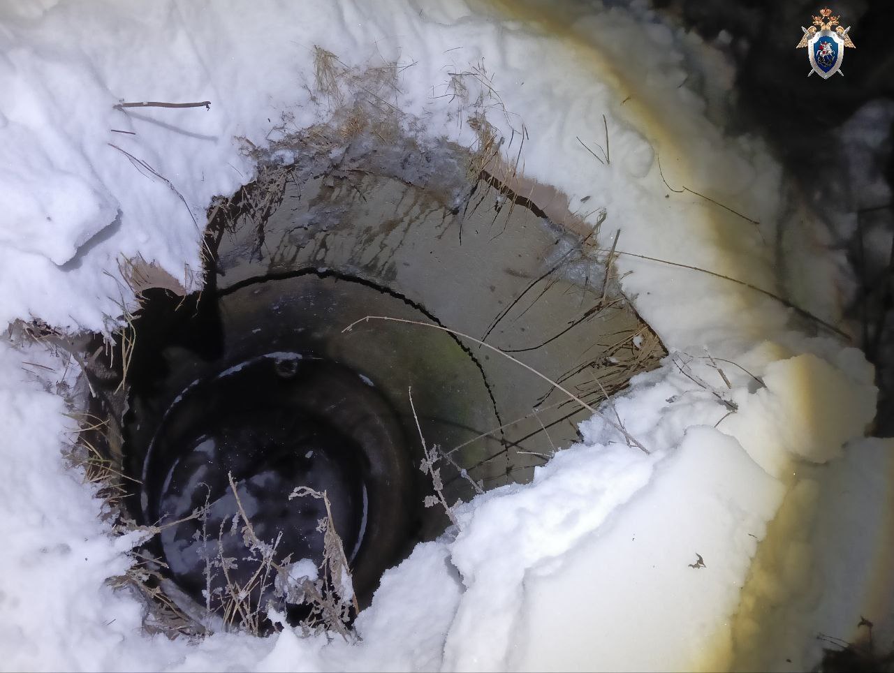 Тело девятилетнего ребенка обнаружили в колодце в Челябинской области возбуждено уголовное дело сообщили в региональном Следкоме После окончания занятий в школе города Нязепетровска ребенок перестал выходить на связь с родителями Его тело было обнаружено в колодце с водой на открытой местности по улице Южной Следователи осматривают место происшествия и допрашивают родственников Действия лиц ответственных за содержание коммунальных сетей также будут проверены в рамках уголовного дела по статье о причинении смерти по неосторожности РЕН ТВ в Telegram в MAX