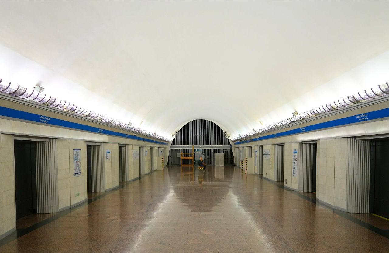 Госстройнадзор выдал разрешение на реконструкцию станции метро «Парк Победы» Высота сооружения составит 10,85 метра. Разрешение действует до 6 августа 2027 года. В июне станцию метро планируют закрыть на реконструкцию, но точную дату власти пока не сообщали. Ранее вестибюль «Парка Победы» отказались признавать объектом культурного наследия. Фото: Sergey Andreevich / Shutterstock