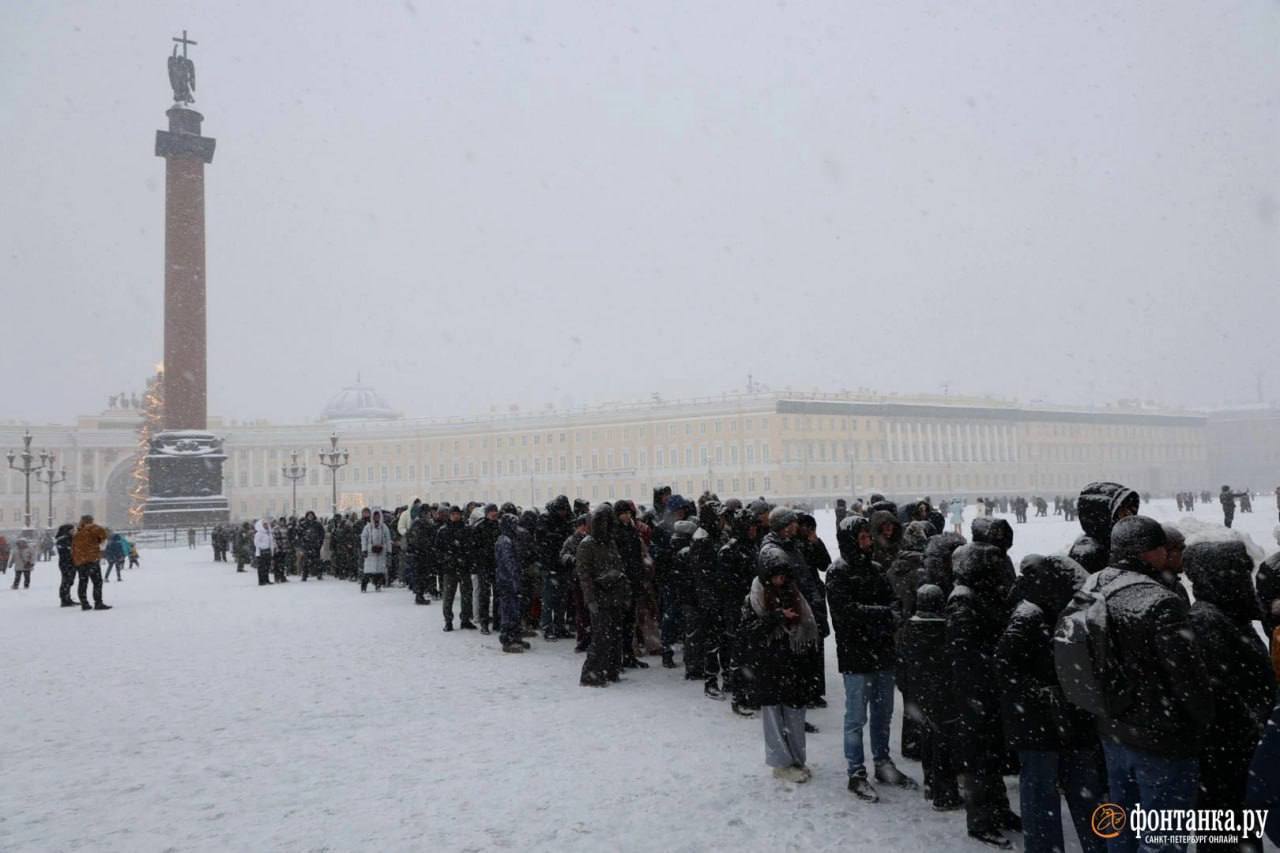 В Санкт Петербурге тысячи людей устремились в Эрмитаж чтобы утолить культурную жажду Очередь выстроилась вплоть до Александровской колонны Будь с нами Хайли Лайкли