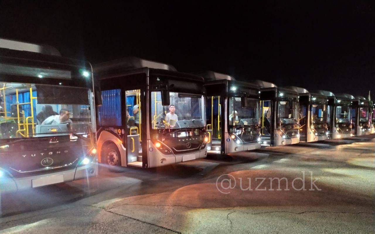 В Ташкенте автобусы будут ездить и ночью  С 22.00 до 6.00 автобусы будут курсировать через аэропорт, вокзалы, станции метро, ночные туристические улицы, торговые и развлекательные центры, крупные рынки, студенческие общежития и больницы.   15 маршрутов будут организованы в два этапа, первоначально с получасовым интервалом. Планируется обозначить номера маршрутов как «ночные автобусы», например, Т1, Т2.  Подпишитесь и следите за актуальными новостями на нашем канале