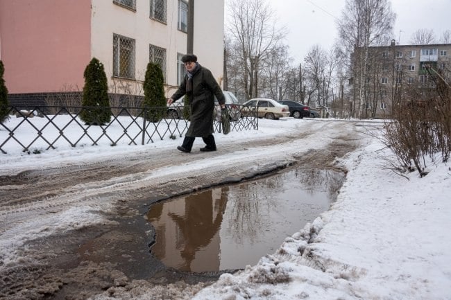 В Красновишерске местные жители добились от коммунальщиков асфальтирования дороги на придомовой территории только после вмешательства судебных приставов.  Возле домов было не только проблематично передвигаться на машине, но и с трудом можно было пройти пешком. Катаясь на самокатах и велосипедах во дворе, дети рисковали попасть в очередную яму и получить травмы: