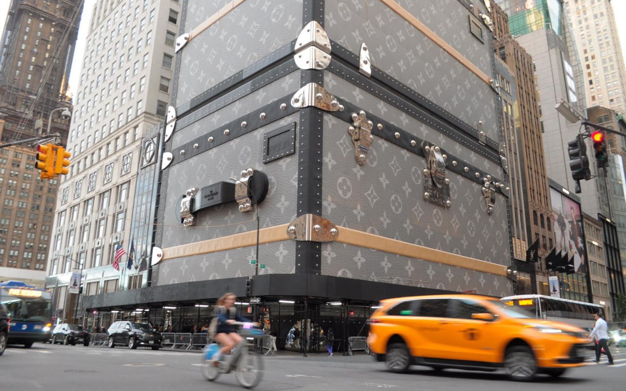 Акции владельца Dior и Louis Vuitton показали рекордный рост за 24 года Акции французской компании LVMH владеющей брендами Louis Vuitton Christian Dior Tiffany Bulgari и Loro Piana на торгах в Париже сегодня взлетели на 14 8 и достигли 611 8 за бумагу Это самый значительный рост за день с сентября 2001 года Производитель предметов роскоши сообщил об органическом росте продаж в третьем квартале что свидетельствует об ослаблении спада в сфере люксовых товаров пишет Bloomberg Квартальные продажи конгломерата LVMH в органическом выражении без учета изменения курсов валют и покупки продажи бизнеса выросли на 1 и составили 18 28 млрд 21 17 млрд Этот рост прервал тенденцию к снижению показателя и вселил оптимизм в отношении восстановления спроса на роскошь в Китае Показатели всех подразделений компании превзошли прогнозы аналитиков а азиатский регион включающий Китай впервые в этом году показал положительные результаты В третьем квартале продажи LVMH в этом регионе выросли на 2 после падения на 9 в первом полугодии Финансовый директор LVMH Сесиль Кабанис заявила что группа наблюдает воодушевляющий спрос в стране В США продажи за квартал выросли на 3 а выручка в Европе снизилась на 2 так как туристические расходы снизились из за колебаний валютных курсов Темпы восстановления экономики во всех регионах обнадеживают и предвещают возвращение к росту в следующем году и в дальнейшем считает аналитик JPMorgan Кьяра Баттистини Подписаться на Сам ты инвестор