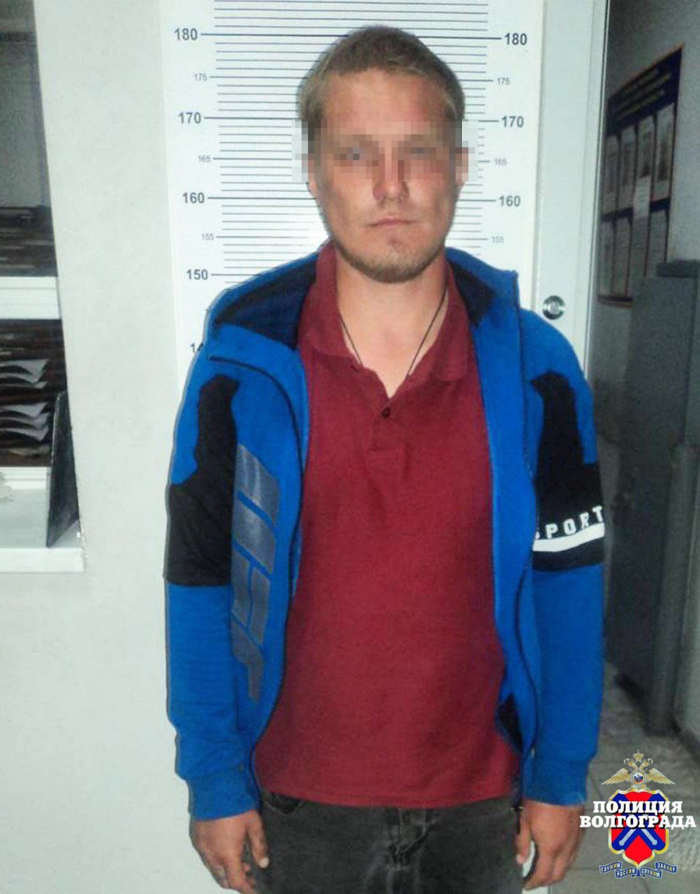 В Кировском районе оперативники задержали подозреваемого в уличном грабеже  В дежурную часть полиции Кировского района с заявлением обратился 54-летний местный житель.  Заявитель сообщил, что утром у одного из супермаркетов к нему подбежал неизвестный и вырвал из рук мобильный телефон, стоимостью 15 тысяч рублей. С похищенным злоумышленник  скрылся.  Сотрудники уголовного розыска районного отдела полиции по горячим следам задержали подозреваемого в совершении данного преступления.   Им оказался 31-летний безработный мужчина. Подозреваемый сознался в содеянном. Похищенное изъято.   Следователем возбуждено уголовное дело по признакам преступления, предусмотренного ч.1 ст.161  УК РФ «Грабёж». Фигурант задержан в порядке статьи 91 УПК РФ, решается вопрос об избрании ему меры пресечения.  Законодательством за содеянное предусмотрено наказание до четырех лет лишения свободы.   Полицейские не исключают, что граждан, пострадавших от действий подозреваемого может быть больше, и просят потерпевших обратиться в полицию по телефону:  8442  93-01-11- дежурная часть Управления МВД России по городу Волгограду.