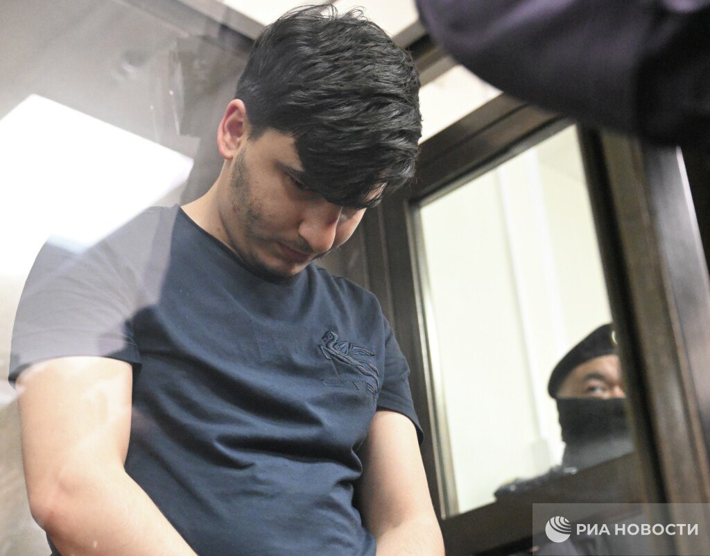 Суд в Москве приговорил к 17 годам колонии Шахина Аббасова обвиняемого в убийстве байкера из за замечания о парковке Произошло все еще в 2024 м когда Аббасов припарковал авто на тротуаре у подъезда дома Байкер Ковалев сделал ему замечание в итоге Аббасов на него напал избил и ударил ножом от полученных травм Ковалев скончался Подписаться на РИА Новости