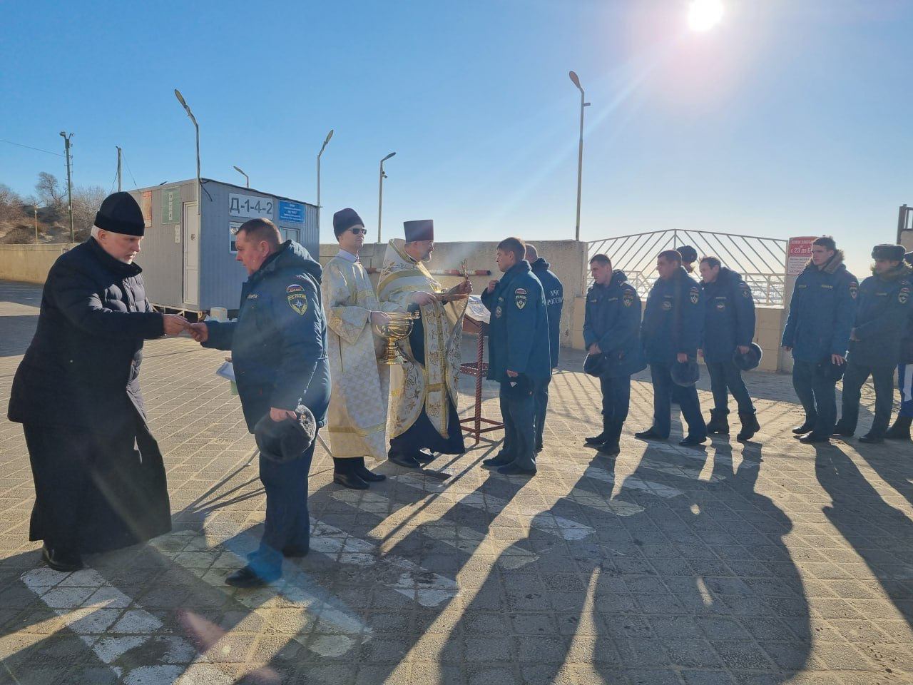 А на Кубани с мазутом решили бороться с божьей помощью.   В аннексированном Крыму пришлось вводить режим ЧС, а в Анапе и на Тамарском побережье тем временем провели молебны о даровании помощи божией ликвидаторам загрязнения. В Черное море из затонувших танкеров «Волгонефти» вытекло около 2,4 тысяч тонн мазута. Крым — не предел, мазут рискует дойти ещё и до дружественного турецкого побережья.