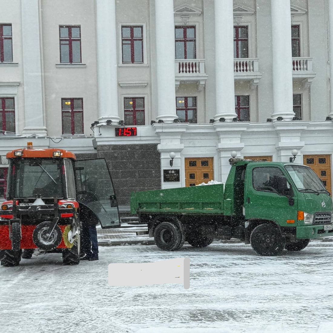 Вечерний Хабаровск  ‍   Хабаровск всю эту неделю оказался во власти снегопада.  Городские власти явно не справляются с очисткой от выпавшего снега даже дорог  на тротуары они давно уже махнули рукой .                                                                                                                                                                                                                                                                                                                                                                                                                                              Единственное приятное исключение - территория у дома №66 по улице Карла Маркса. С понедельника по среду тут усиленно трудились трактор, самосвал и бригада рабочих. Ну вот же - умеет... подробнее на канале: Вечерний Хабаровск @