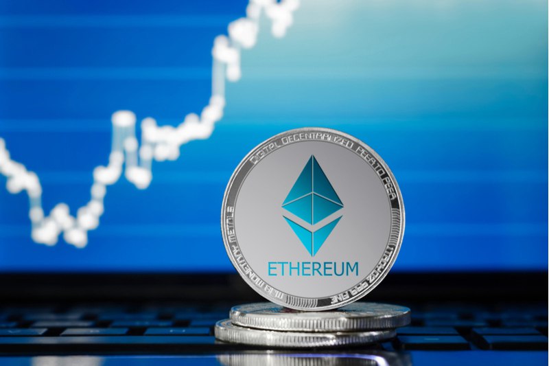 Ethereum получил поддержку институционалов, цель — $4000  За последнюю неделю инвесторы вложили почти 1миллиардвпродуктынаоснове ℎ    ,сообщил ℎ .Искусственныйинтеллект ℎ прогнозируетростценыдо4000 к сентябрю 2025 года при условии сохранения высокого уровня инвестиций и стабильной экономики.  Оптимистический сценарий предусматривает постепенное повышение стоимости эфира начиная с осени, тогда как консервативный вариант допускает стабилизацию на уровне 3000–3300 до августа.  Сейчас Ethereum торгуется около $30000, прибавляя +1,2% за последние сутки.