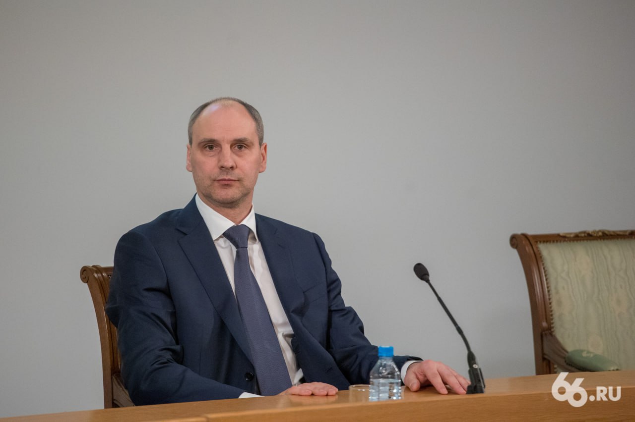 Денис Паслер поручил единороссам тотально победить на всех местных выборах В 2026 году пройдут выборы в Госдуму, Заксобрание Свердловской области и думы 34 муниципалитетов. Врио губернатора дал такое указание: «Задача, которая стоит перед партией по местным и региональным выборам, — абсолютное большинство мест представительных органов». Также Паслер обозначил, что на выборах в Госдуму «Единая Россия» должна получить в Свердловской области больше 49% голосов. По одномандатным избирательным кругам чиновник призвал к стопроцентной победе. Новости из Екатеринбурга