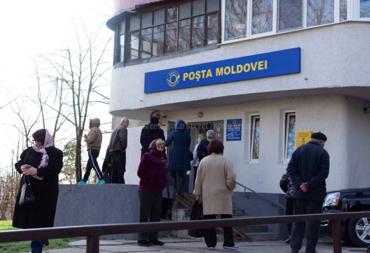 Начиная с сегодняшнего дня получатели компенсаций за отопление не имеющие банковскую карту могут забрать деньги в почтовых отделениях Чтобы получить выплаты необходимо лишь предъявить удостоверение личности Минтруда и соцзащиты одобрило более 605 тысяч заявок из примерно 783 тысяч поданных в рамках программы Ajutor la contor Дополнительную информацию бенефициары компенсаций могут получить по телефону 0 8000 5000 Бесплатная линия работает с 08 00 до 18 00 с понедельника по пятницу