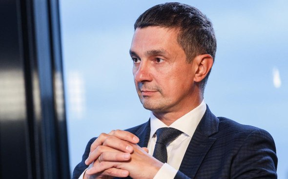 ЦБ хочет обязать публичные компании в течение трёх пяти дней раскрывать сделки сотрудников инсайдеров с их биржевыми инструментами и устанавливать периоды когда подобные сделки будут в принципе запрещены Это помимо прочего поможет повысить прозрачность рынка для частных инвесторов vc ru invest 2202424