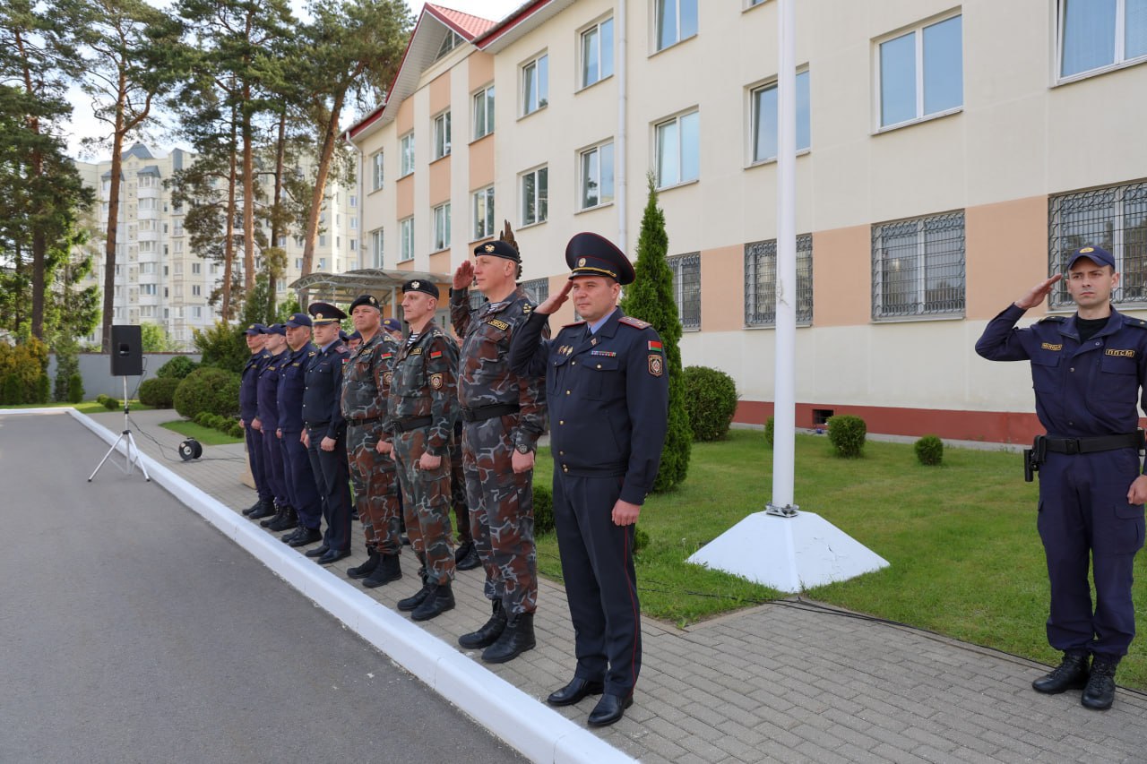 ФОТОФАКТ: стартовал 1 этап смотр-конкурса профмастерства сотрудников ППСМ и ОМОН За звание лучших в столице будут бороться представители патрульно-постовой службы милиции территориальных подразделений и бойцы отряда милиции особого назначения ГУВД Мингорисполкома. Церемонию открытия провели первый заместитель начальника ГУВД - начальник милиции общественной безопасности полковник милиции Андрей Бакач и командир столичного ОМОН полковник милиции Николай Максимович. На протяжении пяти дней сотрудники ППСМ и ОМОН будут выполнять упражнения в рамках специальной, физической, огневой, строевой и медицинской подготовки, продемонстрируют навыки скоростного маневрирования на служебном автомобиле, сразятся в служебном биатлоне полоса препятствий и стрельба . Сегодня же прошла жеребьевка, которая определила очередность прохождения испытаний. На плацу ОМОН ГУВД прошло первое из них. Сотрудники продемонстрировали навыки строевой подготовки.