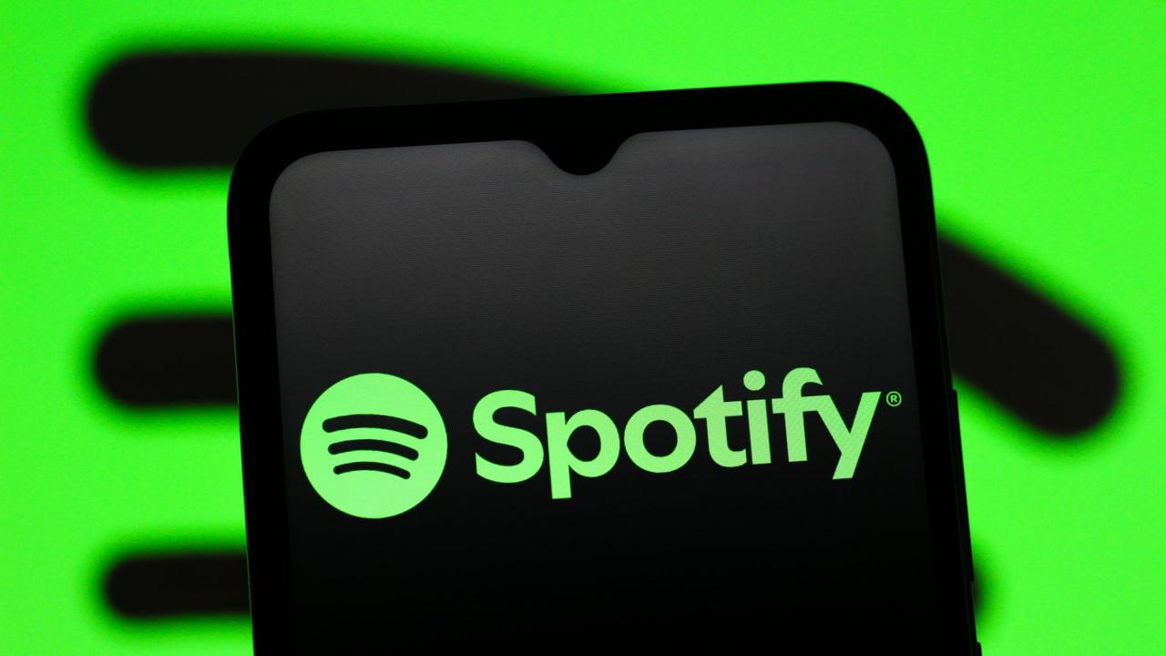 Spotify объявил о повышении цен: как изменятся тарифы в Венгрии  Через два года после предыдущего повышения Spotify вновь поднимает цены. Хотя компания не уточнила, какие именно европейские страны затронет это изменение, по данным СМИ, подорожание уже отразилось и на Венгрии и теперь можно подписаться только на определенные пакеты по более высокой цене, чем в апреле. Более того, популярный семейный пакет разделен на два.  Новые пользователи платят:  - за индивидуальную подписку не 1990 фт, а 2190 фт в месяц - за студенческий тариф - 1190 фт вместо 1090 - за Duo-подписку - 3090 фт вместо 2690  Изменения коснулись семейной подписки. Ранее стандартный семейный пакет включал 6 аккаунтов и стоил 3290 форинтов, теперь он разделён:  -Családi 4 - 4 аккаунта за 3090 форинтов - Családi 6 - 6 аккаунтов за 4090 форинтов   Подпишись Венгрия, Будапешт и не только