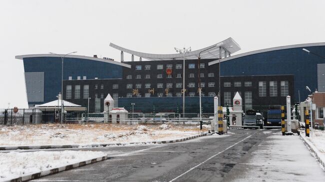 На фоне растущего грузооборота в международном автомобильном пункте пропуска Забайкальск на границе с Китаем внедряют цифровые решения С 1 по 21 декабря грузопоток международного автомобильного пункта пропуска Забайкальск увеличился на 7 2 в сравнении с аналогичным периодом в ноябре С начала месяца через пункт пропуска прошли 20 тысяч автомобилей международной перевозки Таможенники оформили 214 7 тысяч тонн товаров Для сокращения времени оформления большегрузов в МАПП внедряют новые цифровые технологии Например в эксплуатацию ввели систему мониторинга и информирования водителей об очередности ожидания прохождения оформления документов Водитель получает талон электронной очереди в терминале его очередь и номер окна подачи документов отображаются на табло Система обеспечивает упорядоченное движение при прохождении таможенного контроля в пункте пропуска фото РИА Новости