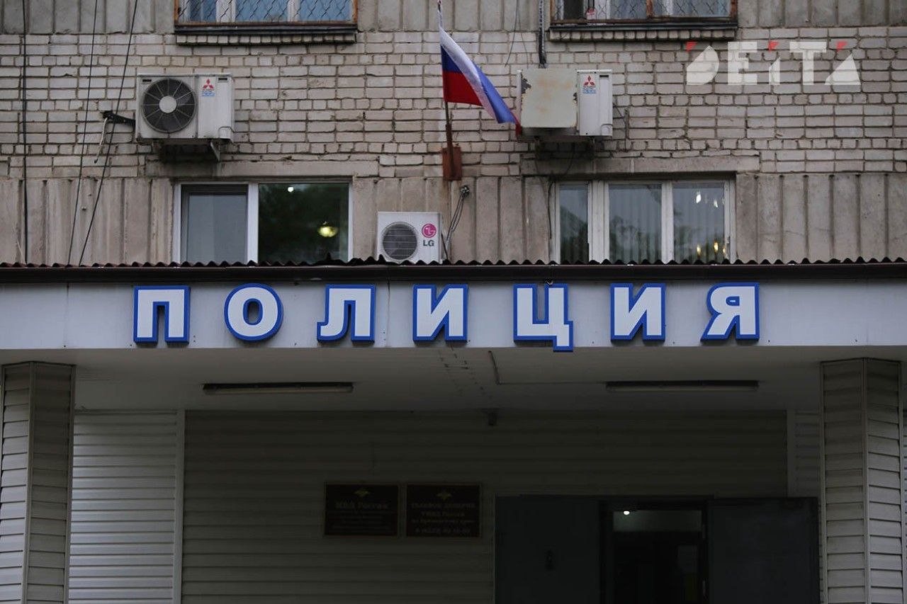 Неизвестный обстрелял квартиру во Владивостоке В доме на улице Ладыгина произошёл тревожный инцидент — вечером 28 июля в окно квартиры на восьмом этаже был произведён выстрел. По словам жильцов, во время семейного ужина они услышали характерный звук, после чего обнаружили повреждённое стекло. К счастью, обошлось без пострадавших — стол, за которым сидели люди, находился напротив окна, но пуля не задела никого из присутствующих. Полиция предполагает, что выстрел мог быть произведён со спортивной площадки или из соседнего дома. Местные жители отмечают, что на площадке часто собираются шумные подростки, которые могли устроить опасную "забаву" с пневматическим оружием. Правоохранительные органы возбудили уголовное дело по факту хулиганства с применением оружия. Напомним, что за подобные преступления уголовная ответственность наступает уже с 14 лет.
