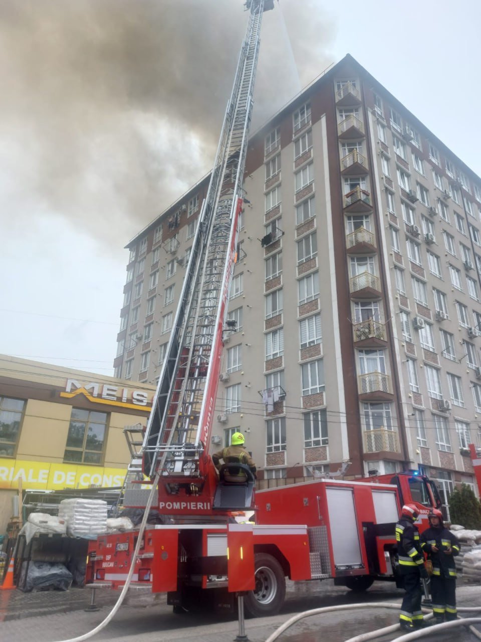 Пожар в Дурлештах: задействованы 70 спасателей и 13 экипажей пожарных — ГИЧС. Спасатели поделили работу на три сектора. Людей из здания эвакуировали, проверяется не остался ли еще кто-то.