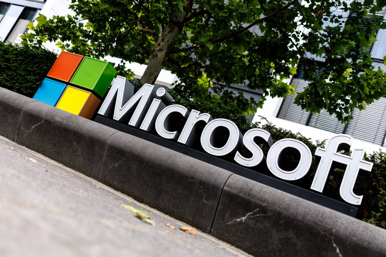 Microsoft сократит до 9 тыс. работников в рамках реструктуризации  Сокращения, которые коснутся всех подразделений и затронут работников всех уровней, нацелены на оптимизацию процессов и структуры управления компании.  Новый раунд увольнений станет уже вторым в текущем году. В мае Microsoft сообщала о планируемом сокращении до 3% работников, или порядка 6 тыс. человек.  Фото: Matthias Balk/picture alliance via Getty Images