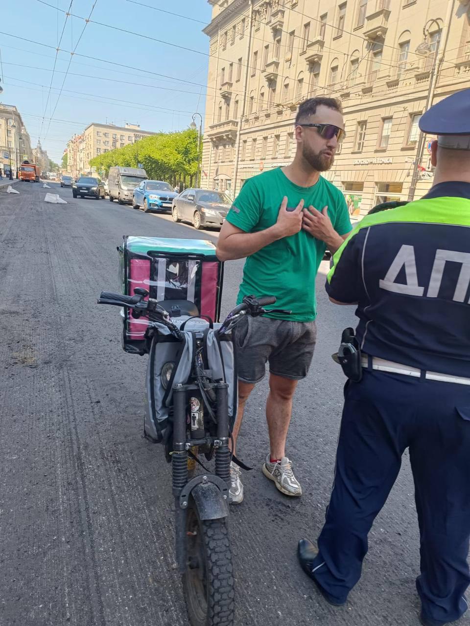 Полиция Петербурга проверила внешний вид курьеров по новым правилам По итогам проверки 16 июля нарушителям выписали 30 протоколов. Всего с начала рейдов — 75, уточнили в Смольном. Курьерам с 15 июля необходимо размещать идентификационные номера на сумке, одежде, транспорте. Доставщики должны иметь опрятный вид и светоотражающие элементы на одежде.