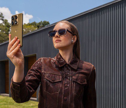 Представлен Motorola Signature Snapdragon 8 Gen 5 до 16 ГБ ОЗУ и 1 ТБ ПЗУ экран на 165 Гц Motorola представила премиальный смартфон Signature который получил мощный процессор много памяти флагманский экран и высокий уровень защиты Внутри устройства чип Snapdragon 8 Gen 5 В топовом исполнении у смартфона 16 ГБ ОЗУ LPDDR5X и 1 ТБ ПЗУ UFS 4