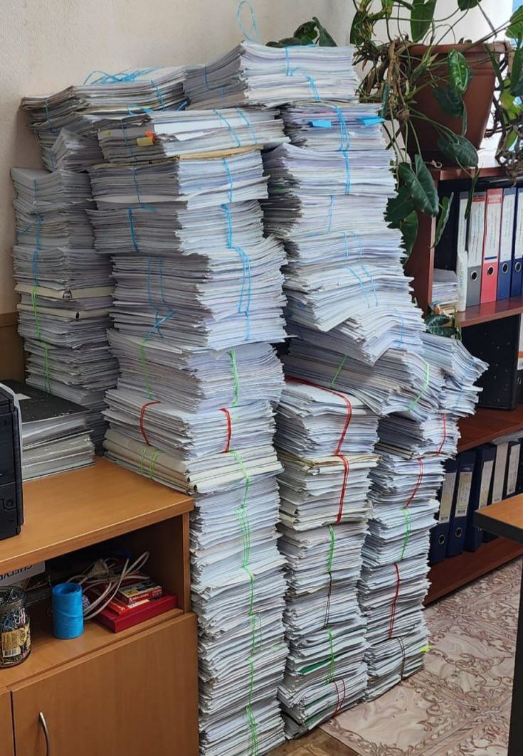 Образовательные учреждения Забайкалья участвуют в нацпроекте Экологическое благополучие 28 общеобразовательных учреждений Забайкальского края принимают участие в акции по сбору макулатуры под названием БумБатл которая проходит в рамках национального проекта Экологическое благополучие К инициативе также присоединились дошкольные образовательные организации колледжи и техникумы региона В этом году мы решили привлечь не только Читу и Читинский район но и все образовательные учреждения края С большим энтузиазмом откликнулись десять районов края Объемы макулатуры собрали не маленькие и это тоже радует Единственный минус нашего края это большая удаленность городов и сельских поселений от Читы что затрудняет организационный процесс с транспортированием макулатуры Для сбора в Чите откликнулась организация ООО Автолидер а в районах пришли на помощь лесники КГСАУ Забайкаллесхоз за что им огромное спасибо рассказала заместитель директора Экоцентра Алевтина Шумило В 2025 году проходит уже 6 й сезон Всероссийской акции по сбору макулатуры БумБатл В Забайкальском крае проект начался с 1 сентября и продлится до марта 2026 года Вывоз макулатуры с районов запланирован на 5 14 ноября с дальнейшим транспортированием до мусоросортировочного завода в Сухой Пади минприроды экоцентр нацпроект Подписаться minprirZK Минприроды Забайкальского края всегда с Вами vk com minprirzk ok ru group 61099070718100 Богомягкова 23 Чита Забайкальский край