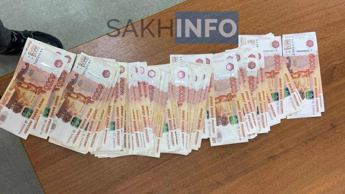 Как стало известно «Сахалин Инфо», в полицию поступило заявление от 27-летнего жителя города Анивы о пропаже 700 тысяч рублей из его дома. Сотрудниками органов было установлено, что к хищению причастен сожитель бывшей жены потерпевшего — 22-летний житель посёлка Пятиречье Холмского района. Злоумышленник вместе со своей возлюбленной приехал к её бывшему супругу домой за вещами. В одной из комнат холмчанин увидел в шкафу крупную сумму денег и забрал их себе. В целях конспирации он закопал наличные в лесополосе, а в дальнейшем, забрав похищенные финансы, устроил шопинг. Подозреваемый успел потратить меньше половины украденной суммы, оставшуюся часть изъяли сотрудники полиции и вернули потерпевшему. Возбуждено уголовное дело, на время расследования фигуранту избрана мера пресечения в виде подписки о невыезде и надлежащем поведении.
