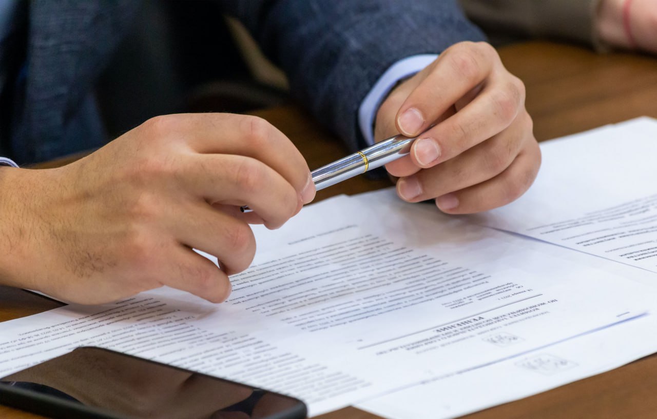 Гордума утвердила досрочную отставку председателя КСП Челябинска Челябинская городская дума утвердила отставку председателя Контрольно счетной палаты Челябинска Ирины Кузнецовой Она подала заявление о досрочном освобождении от занимаемой должности по собственному желанию 10 декабря Ее решение поддержали депутаты Ирина Кузнецова официально покинет свой пост 13 января На заседании гордумы она поблагодарила всех своих единомышленников за совместную работу Считаю своим долгом выразить искреннюю признательность своим учителям коллегам всем тем кто был рядом сказала Ирина Кузнецова Я всегда старалась выполнять поставленные задачи максимально эффективно и профессионально Временно исполняющей полномочия председателя Контрольно счетной палаты назначена аудитор Ирина Абакумова Она приступит к своим обязанностям с 13 января до избрания нового руководителя КСП Подписаться на vecherchel Голосовать за канал