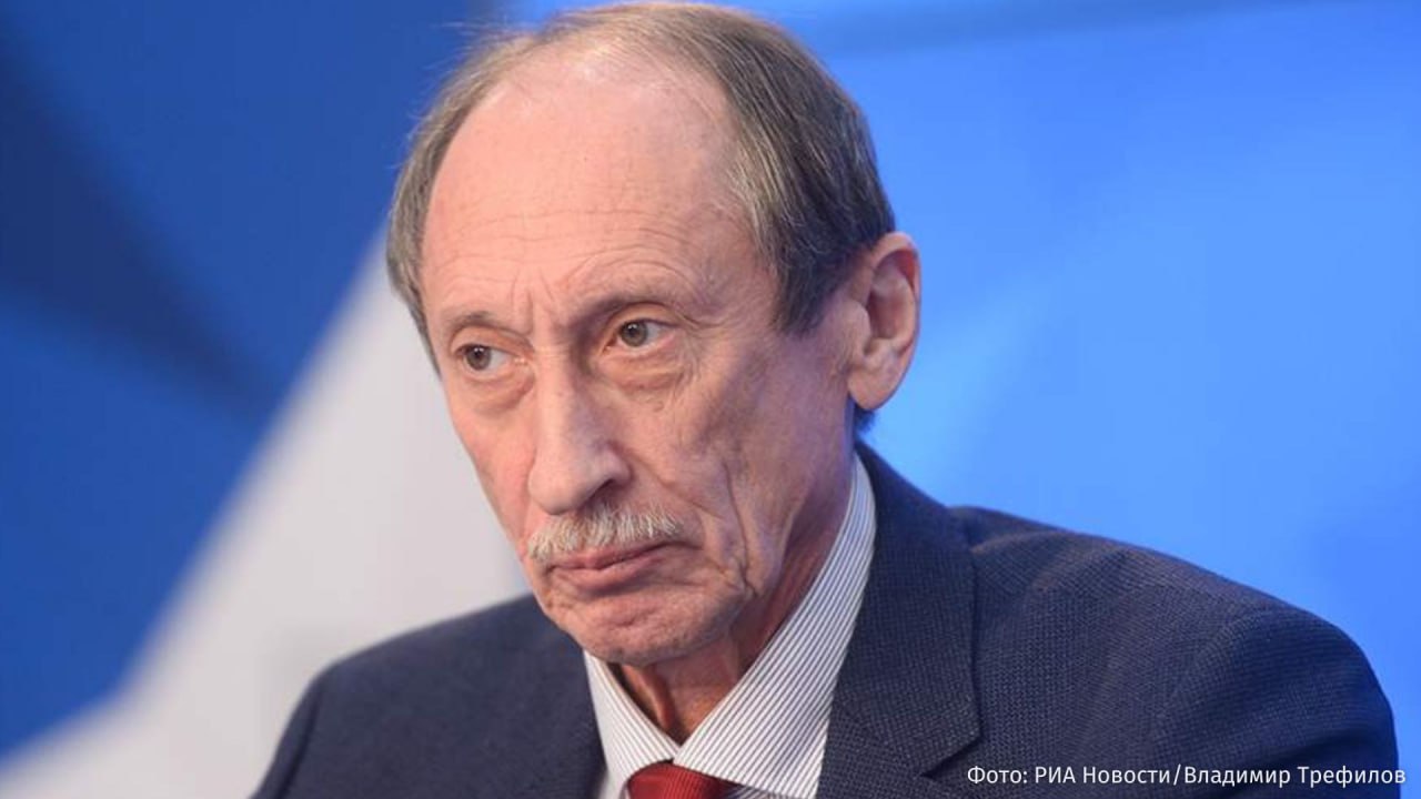 В смерти экс президента Всероссийской федерации легкой атлетики Валентина Балахничева может быть виновен его сын Александр Об этом сообщил источник Известий Предварительно Александр Балахничев приехал домой к отцу в Одинцово в подвыпившем состоянии У родственников случился конфликт в ходе которого сын достал нож и нанес несколько ранений родителю Балахничев старший был госпитализирован но от полученных ранений скончался в больнице На следующий день СК РФ возбудил уголовное дело в отношении сына экс президента ВФЛА за умышленное причинении вреда здоровья повлекшем смерть Подозреваемый был заключен под стражу 4 февраля IZ RU в Telegram в MAX