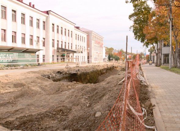 Дорогу на улице Ленинской в столице Камчатки начнут асфальтировать в следующем году  В этом году ведётся переукладка коммунальных сетей в соответствии с намеченным планом работ  Работы по перекладке сетей на улице Ленинской продлятся до конца этого года, а в следующем строительном сезоне  начнётся асфальтирование и благоустройство дороги, а также обустройство ливневой канализации   Подробнее    Подписаться: