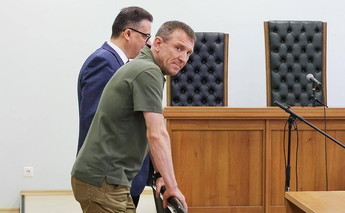 Бывшему замминистра обороны генералу Павлу Попову предъявили новые обвинения в рамках расследования уголовного дела о хищениях в ходе развития парка «Патриот» Кроме мошенничества в особо крупном размере Попову вменяют также: служебный подлог ч. 2 ст. 292 УК; до четырех лет лишения свободы ; превышение должностных полномочий п. «в», «е» ч. 3 ст. 286 УК; до десяти лет заключения ; незаконный оборот оружия ч. 1 ст. 222 УК; от трех до пяти лет лишения свободы . Расследование в отношении бывшего замминистра продолжается, добавили в СК. Он находится под арестом с конца августа прошлого года. РБК-УФА