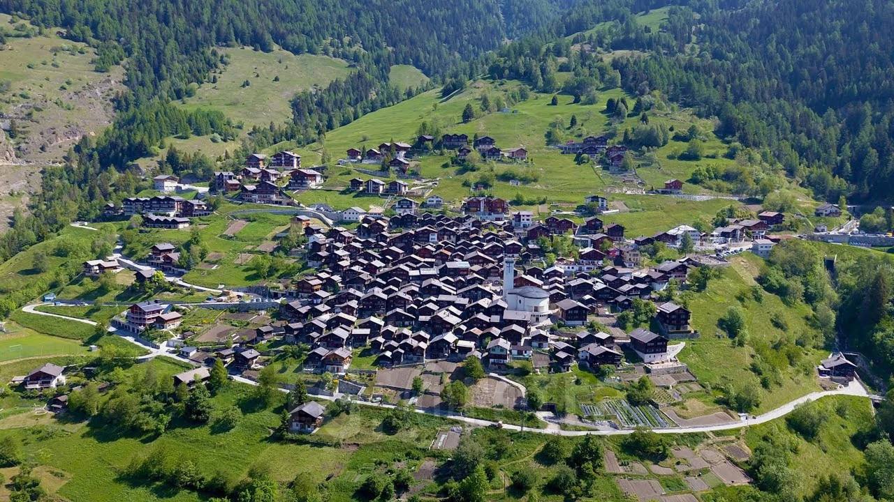 Швейцария заплатит вам 30.000$ за переезд в альпийскую деревню. Живописная деревня Альбинен, расположенная в швейцарских Альпах, предлагает финансовую поддержку тем, кто готов здесь поселиться. Из-за оттока населения местные власти запустили программу по привлечению новых жителей: 25.000 франков около 30.000$ для каждого взрослого и дополнительно 10.000 франков на ребёнка. Собираем вещи