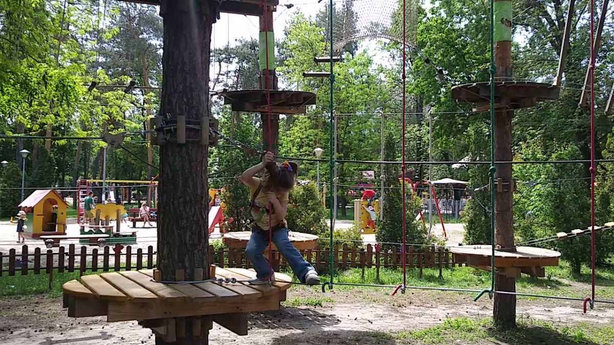 Следком в Липецке проводит проверку после удара током 2-летнего малыша в парке Победы В Липецке Следственный комитет начал доследственную проверку после ЧП в парке Победы: двухлетний мальчик получил серьезную электротравму во время прогулки в веревочном городке «Тарзан-парк» в парке Победы. ↗ Прислать новость Подписаться