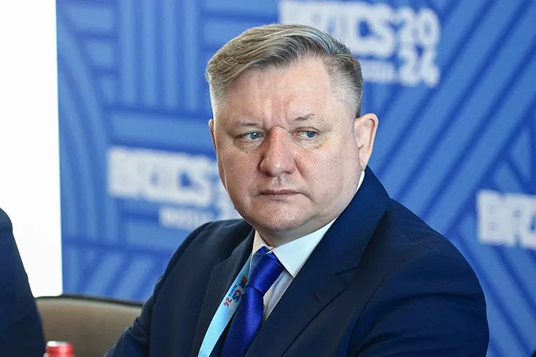 Высшая квалификационная коллегия судей РФ удовлетворила заявление об отставке заместителя председателя Верховного суда России главы Судебной коллегии по экономическим спорам Юрия Иваненко Решение было принято в ходе заседания Высшей квалификационной коллегии судей РФ Иваненко занимал должность судьи Верховного суда РФ с апреля 2015 года В октябре 2020 года он возглавил третий судебный состав коллегии по экономическим спорам В июле 2024 года был назначен заместителем председателя суда одновременно возглавив эту коллегию Иваненко имеет звание заслуженного юриста России Также он входил в президиум Верховного суда и был сопредседателем научно консультативного совета суда