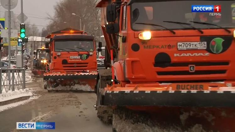 Глава Перми заявил, что дорожные службы справились с первым снегопадом    В Перми продолжается обильный снегопад. Сегодня ночью на уборку улиц вышли более 40 единиц техники, включая 25 комбинированных дорожных машин. Днем их количество увеличили до 60. "Благодаря слаженной работе служб, мы смогли оперативно отреагировать на погодные условия, чтобы обеспечить комфортное передвижение жителей по городу", – сообщил глава Перми Эдуард Соснин в своем телеграм-канале. Всего в Перми на зимнее содержание выйдет 345 единиц спецтехники, из которых 86 единиц – это средства малой механизации. По прогнозам синоптиков, пик осадков придётся на вторую половину дня 2 ноября и ночь 3 ноября.