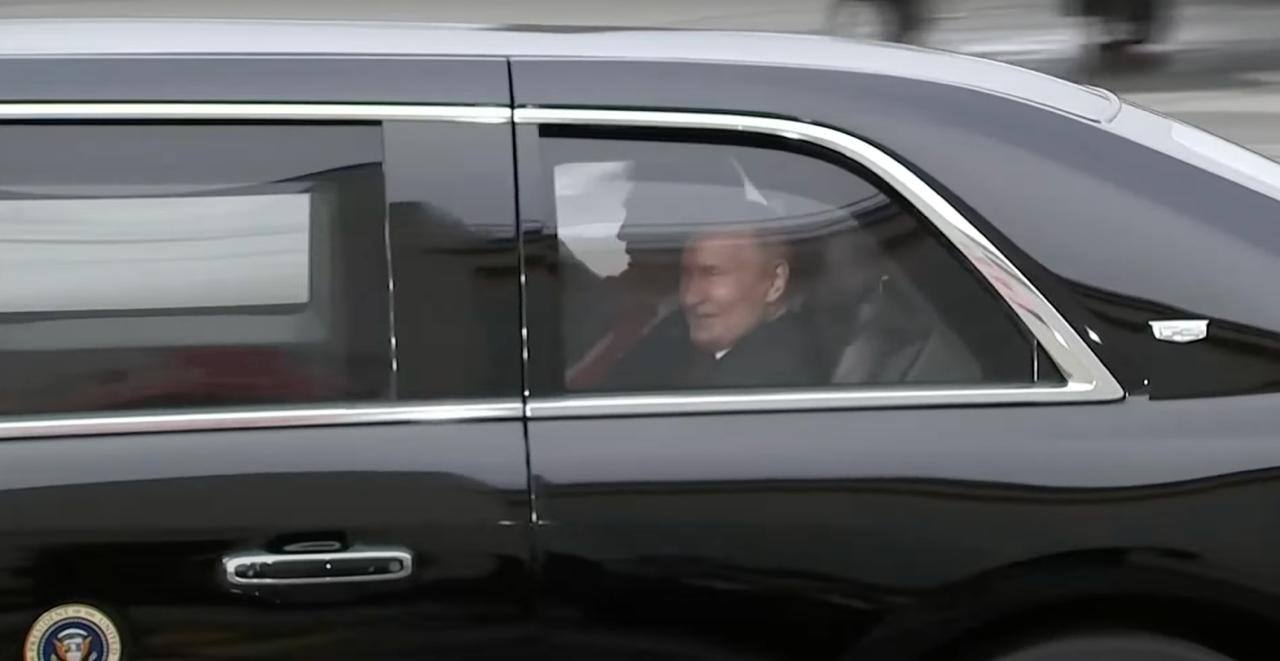 Президенты покинули летное поле в кадиллаке Трампа.