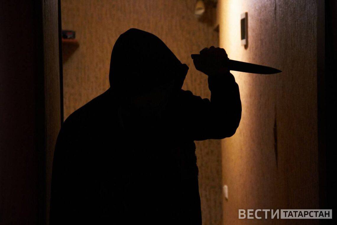 В Казани мужчина зарезал жену на глазах у сына В жилом комплексе Светлая долина в Казани мужчина зарезал свою жену во время конфликта находясь в состоянии алкогольного опьянения Женщина скончалась на месте при этом рядом был их малолетний ребенок который был доставлен в больницу с стабильным состоянием Правоохранительные органы расследуют обстоятельства происшествия Подписаться Сообщить новость   Вести Татарстан в MAX