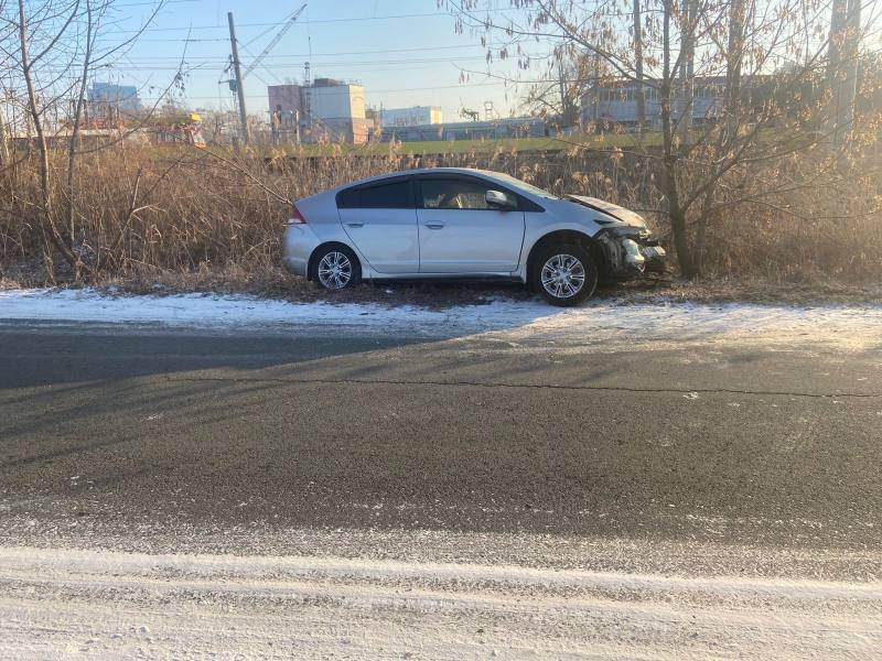 Автомобиль Honda Insight врезался в дерево в посёлке Трудовое. За рулём машины был 15-летний подросток без водительских прав. В аварии пострадала его сверстница, ехавшая на пассажирском сиденье, её доставили в больницу.