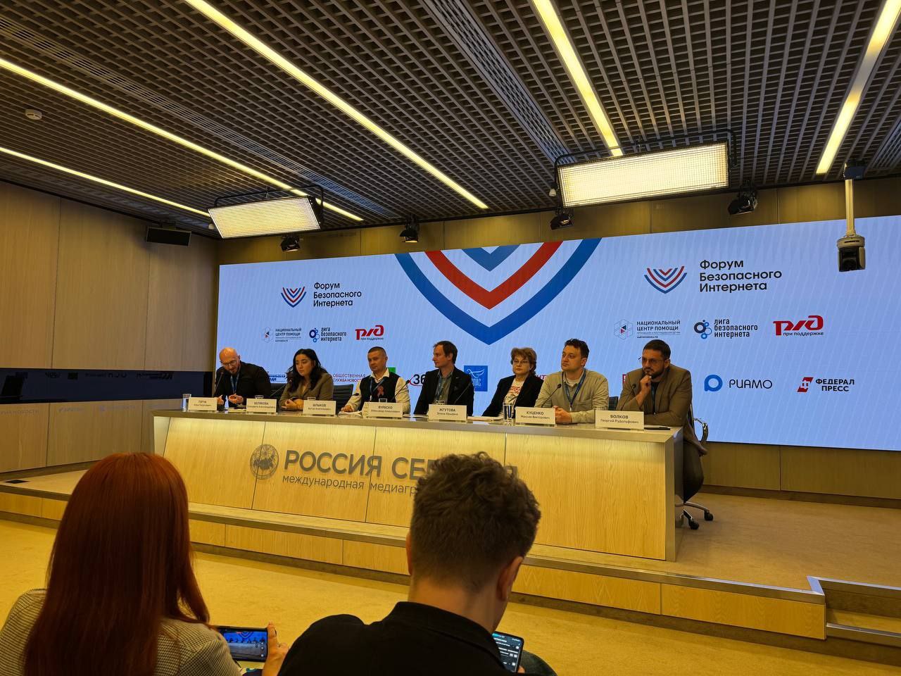 На XIV Форуме безопасного Интернета обсудили актуальные проблемы цифровой безопасности детства Председатель Альянса по защите детей в цифровой среде Елизавета Белякова приняла участие в сессиях «Безопасность детских данных: чем грозит беспечное использование платформ и сервисов» и «Суверенный Рунет для будущих поколений». Она рассказала об опасностях, с которыми сталкиваются подростки в интернете. Преступники всё чаще используют социальные сети и игровые платформы для вербовки молодёжи, маскируя противоправные действия под увлекательные «квесты» и «миссии». Особую тревогу вызывает тот факт, что дети, не осознавая последствий, становятся участниками серьёзных преступлений. Отдельно отметили, как личные данные подростков превращаются в инструмент шантажа и манипуляций. Причем злоумышленники уже сейчас активно используют технологии искусственного интеллекта для создания поддельных доказательств вины детей. Елизавета Белякова подчеркнула, что противостоять этим угрозам можно только объединенными усилиями родителей, образовательных учреждений и государства, создавая комплексную систему цифровой безопасности для подрастающего поколения.