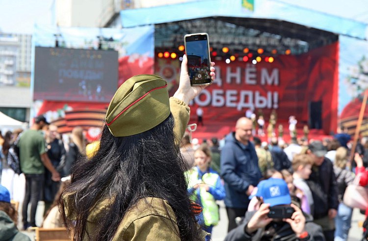 9 мая на центральной площади Владивостока откроется гастрономическая зона, посвященная военному времени. Гости смогут не только попробовать блюда полевой кухни, но и погрузиться в историю их создания. С 9:00 до 22:30 шеф-повара шести местных ресторанов будут готовить в мобильных брендированных кухнях — переоборудованных автомобилях. В меню включены фронтовые блюда: крошенка, макаловка, гречка с тушенкой, макароны по-флотски, картофель на углях и бутерброды военных лет. Как пояснили в Туристско-информационном центре края, идея соединить историю с современностью возникла не случайно. В годы войны Приморье отправляло на фронт бочками селедку, овощи и дикоросы. Повара адаптировали старинные рецепты, сохранив их суть, но добавив современные ноты.