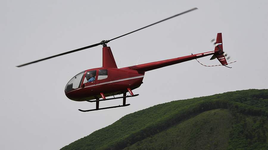 В Ромненском округе пропал вертолет Robinson R44 Он вылетел из лесозаготовительной деляны в 130 километрах от села Амаранка вылетел вертолет и пропал в пути следования По предварительным данным на борту вертолета было 4 человека До настоящего времени местонахождение вертолета неизвестно АОТВ Фото iz ru