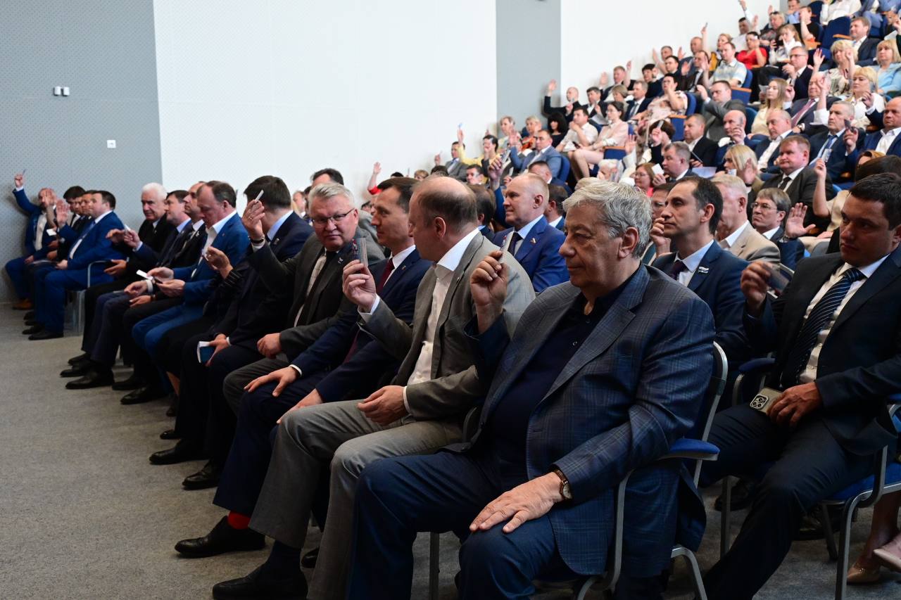 Руководитель Свердловской области Денис Паслер возглавил свердловское отделение партии «Единая Россия» Сегодня вечером в столице Среднего Урала в актовом зале школы № 1 прошла 43-я конференция свердловского регионального отделения партии «Единая Россия». На конференции присутствуют 192 делегата от 71 местного отделения партии. Всего в свердловском отделении «Единой России» 48 363 человека. Среди делегатов — депутаты Госдумы и член Совета Федерации Виктор Шептий, председатель Законодательного собрания Свердловской области Людмила Бабушкина и представители депутатского корпуса, члены правительства региона, главы муниципалитетов. Делегаты пленума проголосовали с помощью специальных бюллетеней с соблюдением тайны голосования. Вторым кандидатом на пост председателя отделения был депутат Законодательного собрания региона Сергей Никонов. По итогам голосования подавляющее большинство делегатов отдали свой голос в пользу Дениса Паслера. Напомним, что 16 мая 2025 года кандидатуру Дениса Паслера поддержал председатель партии «Единая Россия» Дмитрий Медведев. Павел Ворожцов, Михаил Батурин, «Областная газета» Подписаться на «ОГ» Прислать новость Поддержать канал