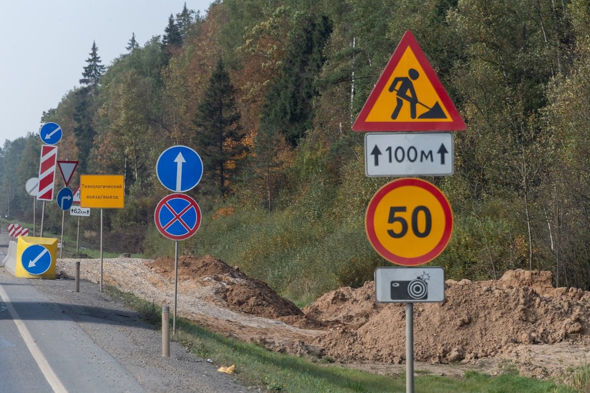 229 километров дорог обновили за год в Челябинской области В 2025 году регион полностью обновил 229 км трасс Дорожники установили 1000 знаков 291 камеру два светофора фонари на шести участках и 20 км ограждений Особое внимание уделили туристическим маршрутам обновили подъезды к национальным паркам Зигальга и Иремель а также 10 км дороги до поселка Тюлюк В Челябинске открыли новую дорогу Красное Поле Полетаево часть малого обхода города с современным освещением и тросовым ограждением Теперь выезд из западных микрорайонов стал удобнее а движение безопаснее