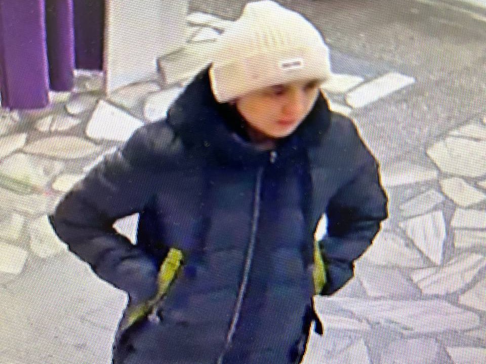 Сотрудники полиции устанавливают обстоятельства подмены золотых украшений на пункте выдачи заказов В дежурную часть УМВД России по г Абакану обратилась владелец пункта выдачи заказов популярного маркетплейса Заявительница рассказала что 30 ноября и 11 декабря 2025 года клиентка подменила заказанные ювелирные украшения две цепочки и кольцо общей стоимостью порядка 129 тысяч рублей на бижутерию Для установления всех обстоятельств произошедшего сотрудниками уголовного розыска разыскивается девушка попавшая в объектив камеры видеонаблюдения Всем кому что либо известно о местонахождении разыскиваемой просьба сообщить в полицию по телефонам 8 983 192 6364 8 999 315 7905 или 102 Конфиденциальность гарантируется хакасия полицияхакасии мвдхакасии мвд19 розыск преступление абакан Подписаться на наши страницы в MAX VK Telegram