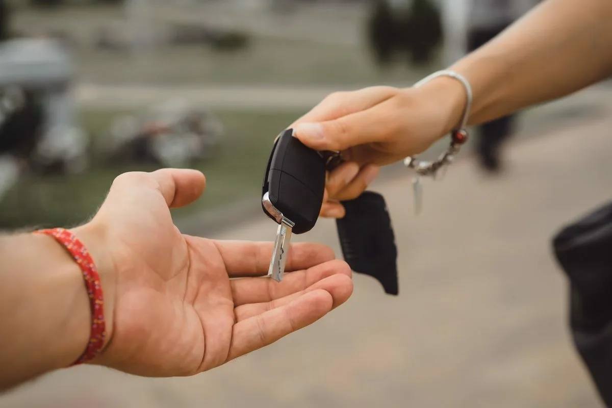 В Приморье мужчина хотел купить авто на популярном сайте, но лишился денег, когда перевел залог  С заявлением о хищении денежных средств обратился 45-летний местный житель. Заявитель рассказал, что в  Интернете увидел объявление о продаже автомобиля, который привлек его внимание.   Решив его приобрести, он позвонил по номеру, указанному в объявлении. Продавец попросил предоплату. Чтобы не упустить автомобиль, потерпевший перевёл мошеннику 75 тысяч рублей. После чего лже-продавец перестал выходить на связь.  Возбуждено уголовное дело по части 2 статьи 159 Уголовного кодекса Российской Федерации «Мошенничество, с причинением значительного ущерба». Санкция статьи предусматривает наказание в виде лишения свободы на срок до пяти лет.    Админу