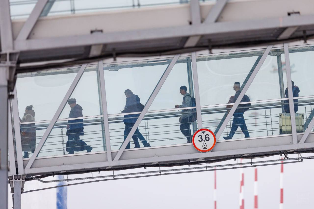 В праздники пассажирам Кольцово будет доступно 80 направлений для путешествий С 31 декабря по 12 января самолеты из Екатеринбурга будут летать по 49 внутрироссийским маршрутам и 31 международному сообщает пресс служба аэропорта Лидерами по количеству рейсов в из Екатеринбурга традиционно станут Москва и Санкт Петербург Кроме того проще будет подобрать удобную дату вылета на рейсы до Сочи и Новосибирска   На международных направлениях наиболее активные перевозки запланированы авиакомпаниями по таким маршрутам как  Екатеринбург Дубай  Екатеринбург Шарджа  Екатеринбург Шарм эль Шейх   В этом же числе Стамбул Душанбе и Ташкент Юрий Ломакин Урал за рубежом