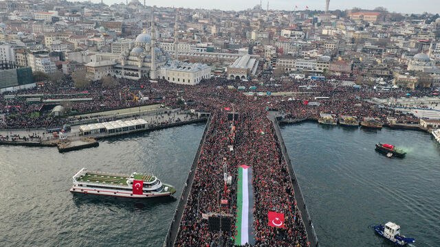 АКЦИЯ СОЛИДАРНОСТИ С ПАЛЕСТИНОЙ ПРОХОДИТ В СТАМБУЛЕ  Полиция Стамбула с раннего утра перекрыла для движения транспорта улицы в исторической части города, где в первый день наступившего 2025 года организована массовая акция солидарности Турции с жителями Палестины.   Как уточняет телеканал Habertürk, десятки тысяч человек после утренней молитвы выдвинулись с флагами Турции, Палестины и баннерами с осуждением действий Израиля в секторе Газа выдвинулись от мечетей Айя-София  бывший собор Святой Софии , Султанахмет  Голубая мечеть , Сулеймание и Новой мечети к Галатскому мосту.